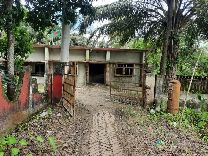 পালিয়েছে ঠিকাদার, দু’বছর ধরে কাজ বন্ধ : কালীগঞ্জের প্রধান পোষ্ট অফিস ভবনটি এখন ভুতুড়ে ঘর